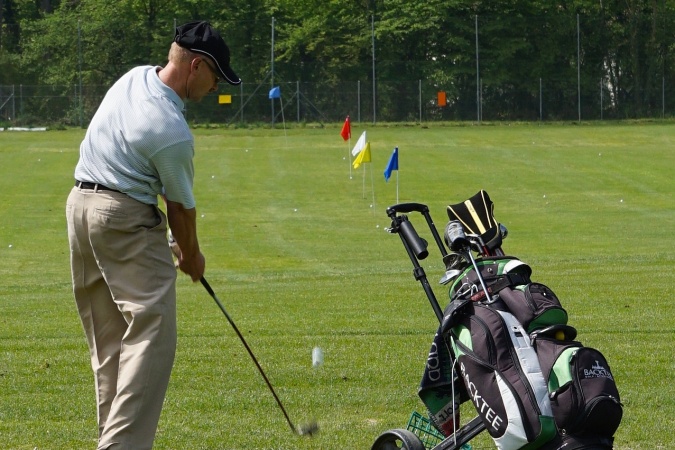 GOLFOVÉ MÝTY VE VÝUCE – “držte napnutou levou paži”